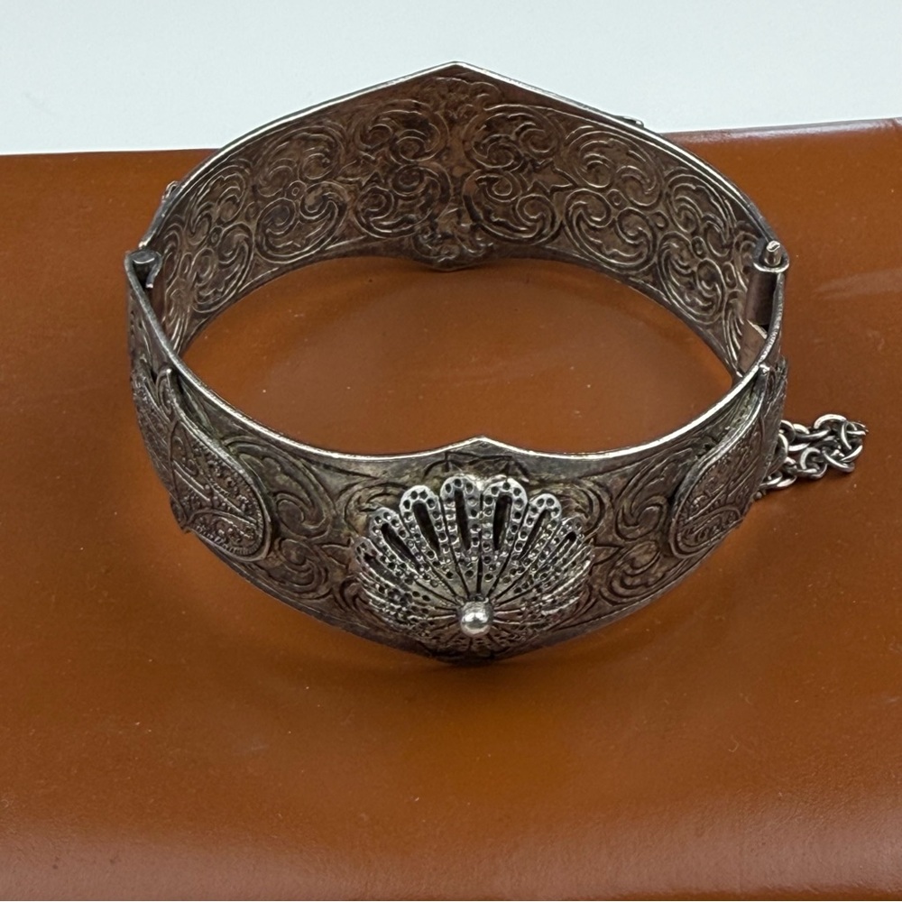Vintage Middle Eastern/Israeli Hamsa Hand Silver Plate Bangle Bracelet GUC